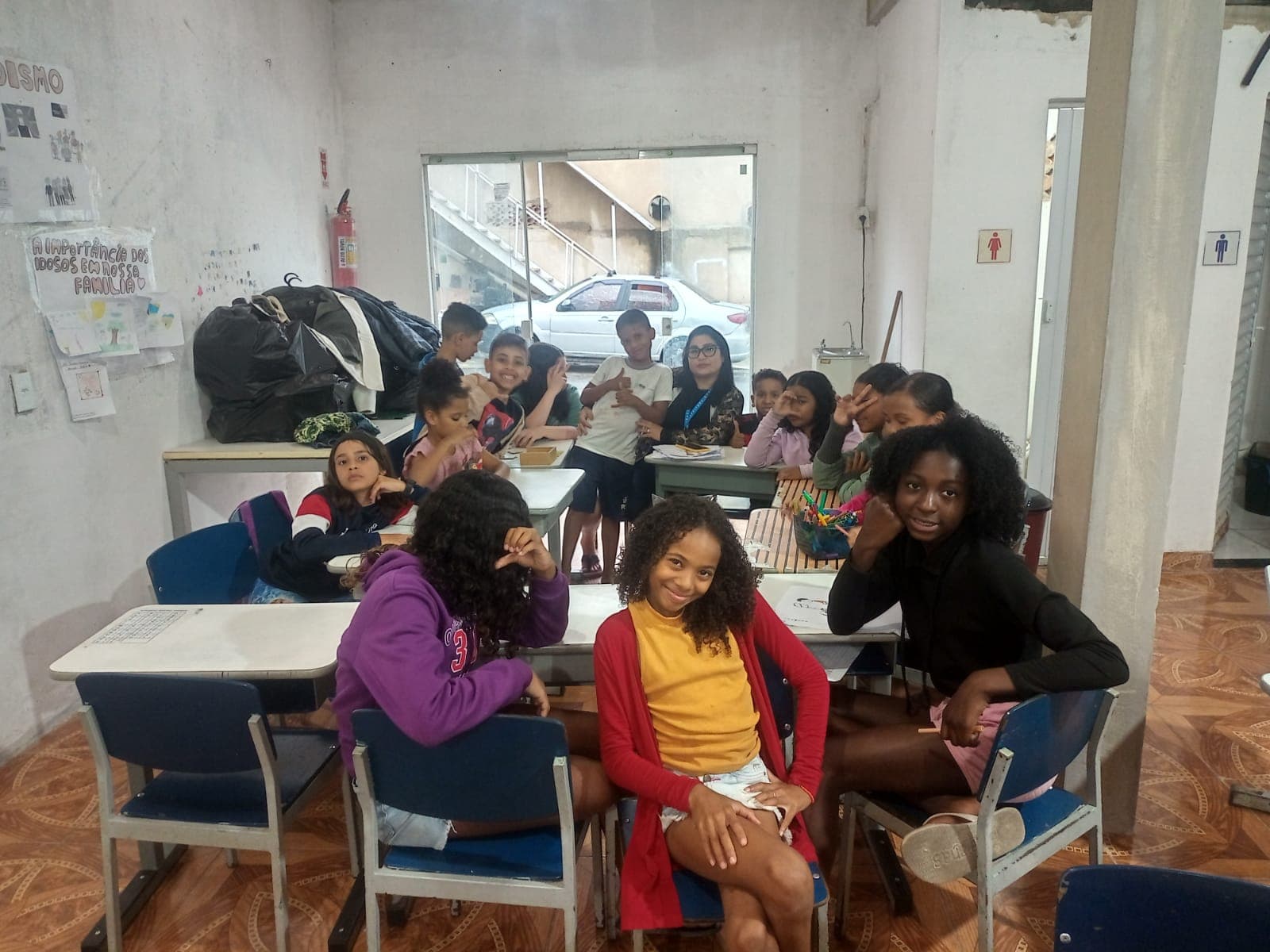 Crianças em atividade educacional